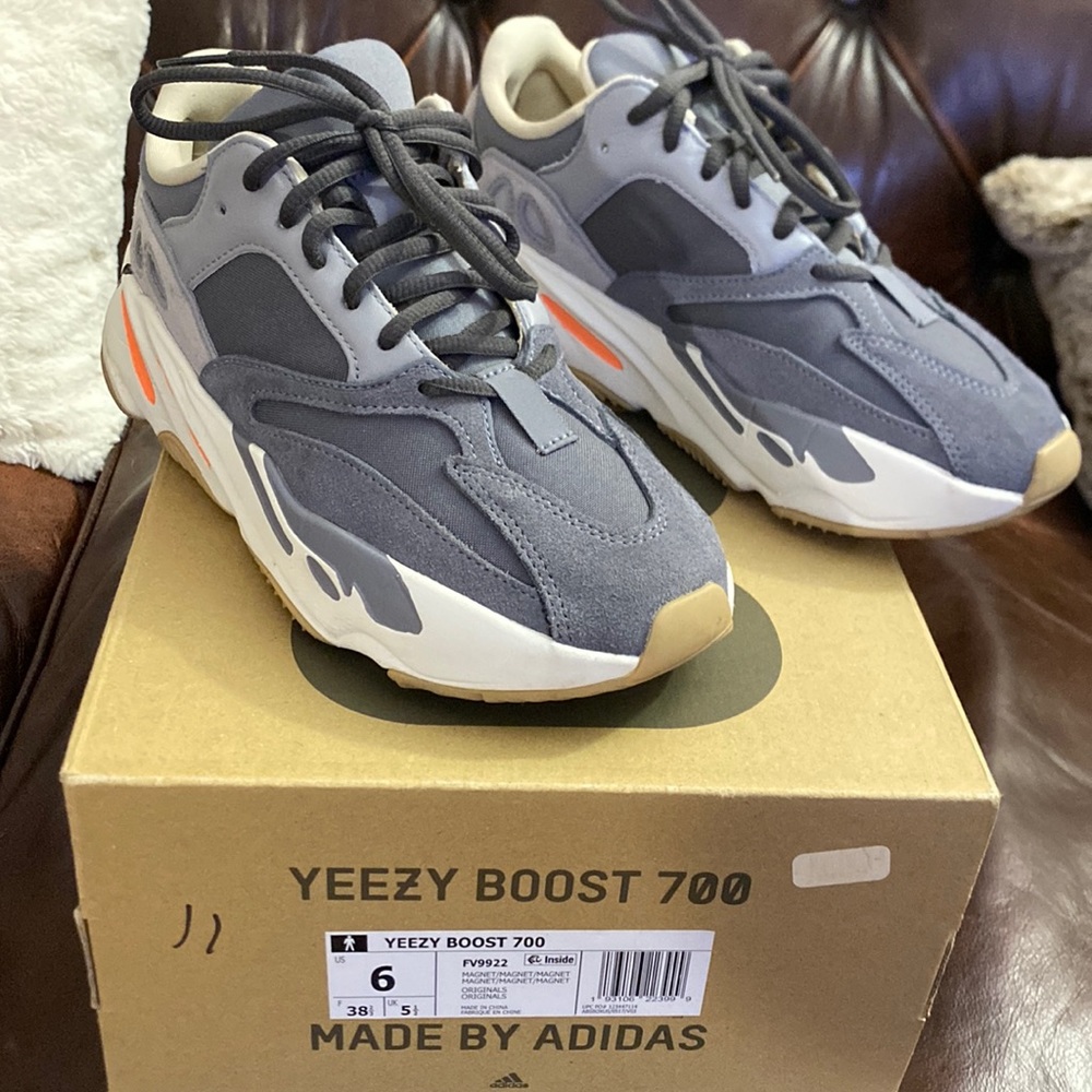 Yeezy 700 size 6
